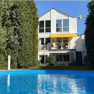 https://kernsan-souterrain-wohnung-60qm-mit-pool-blick.topcolognehotels.com